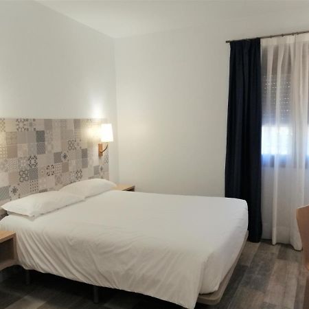 Hostal Restaurante Villa De บริฮูเอกา ภายนอก รูปภาพ