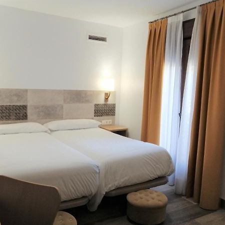 Hostal Restaurante Villa De บริฮูเอกา ภายนอก รูปภาพ