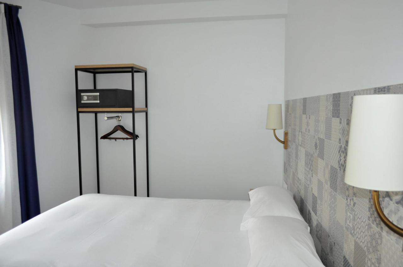 Hostal Restaurante Villa De บริฮูเอกา ภายนอก รูปภาพ
