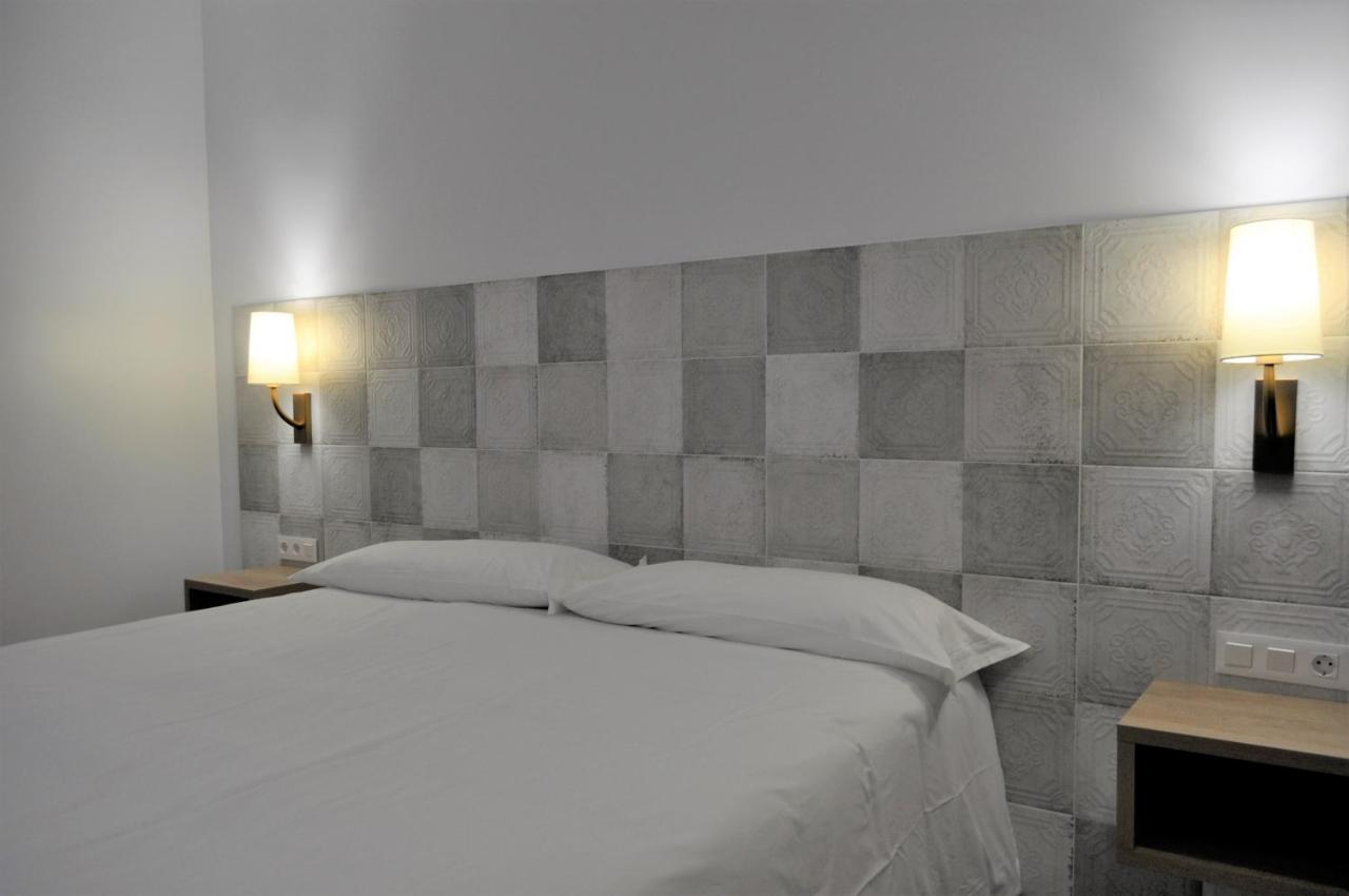 Hostal Restaurante Villa De บริฮูเอกา ภายนอก รูปภาพ