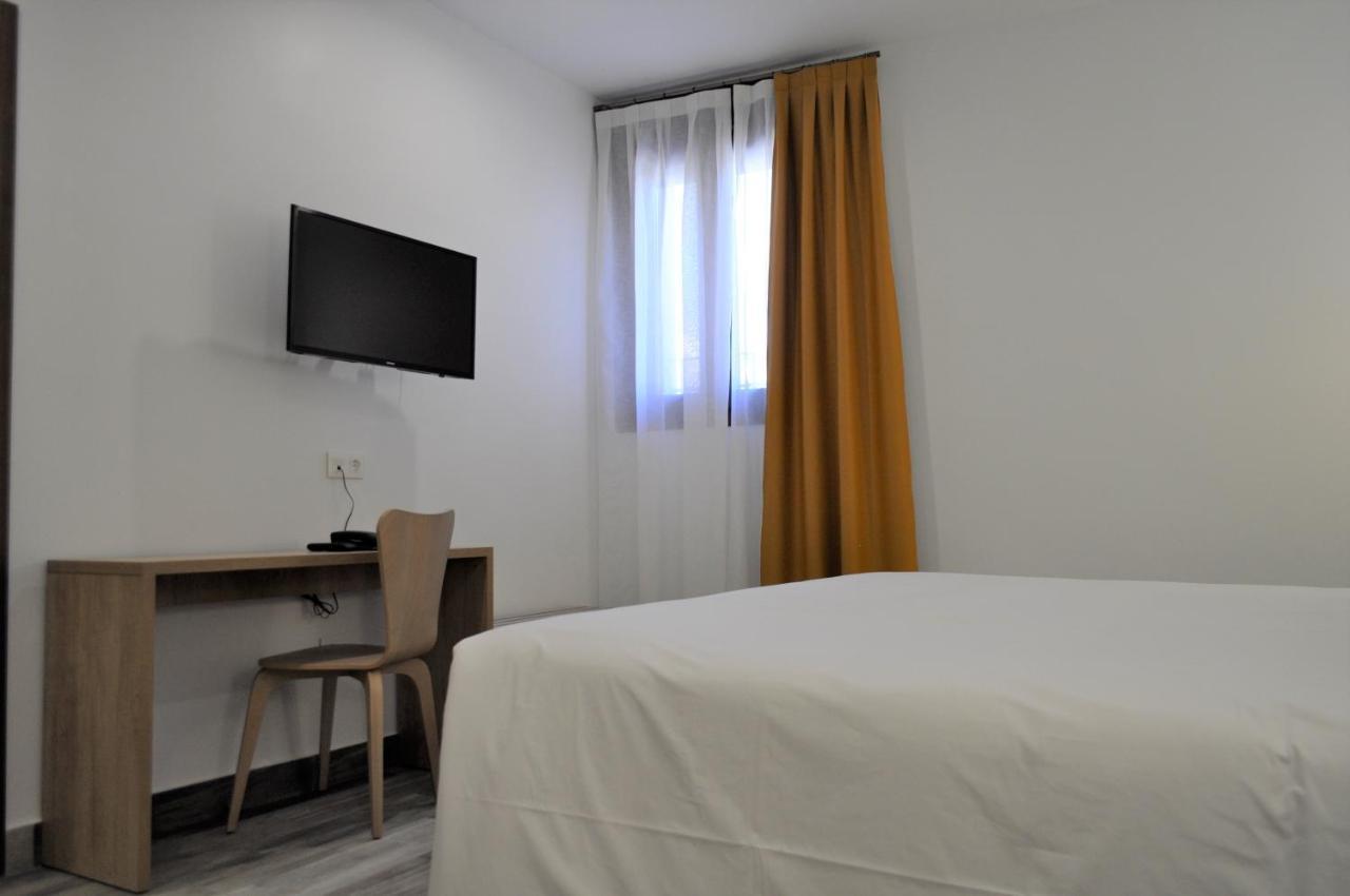 Hostal Restaurante Villa De บริฮูเอกา ภายนอก รูปภาพ
