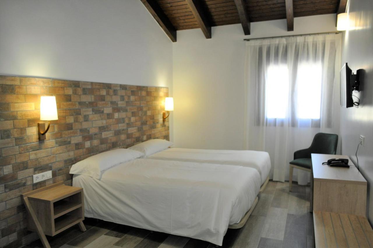 Hostal Restaurante Villa De บริฮูเอกา ภายนอก รูปภาพ