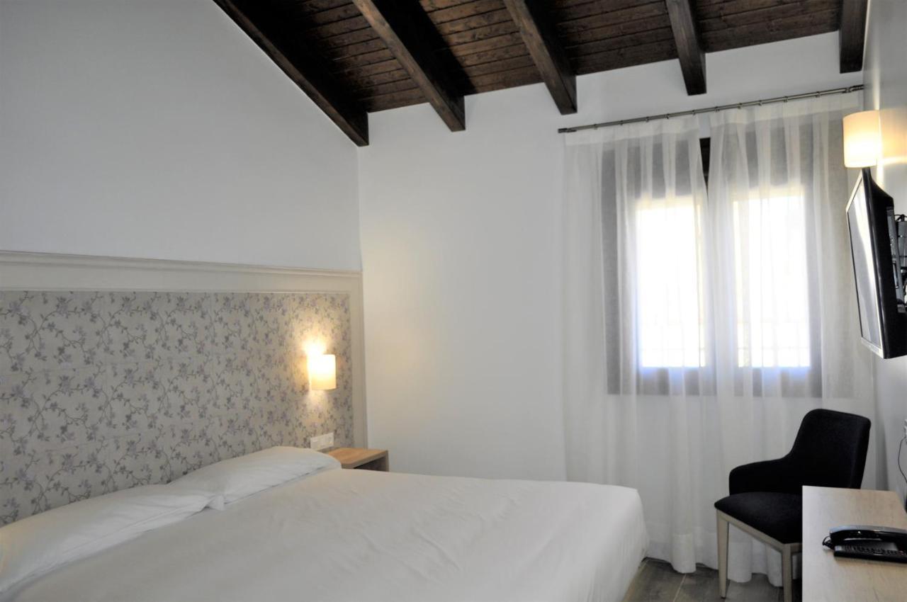 Hostal Restaurante Villa De บริฮูเอกา ภายนอก รูปภาพ