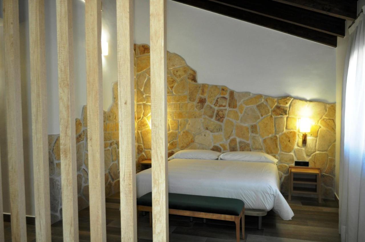 Hostal Restaurante Villa De บริฮูเอกา ภายนอก รูปภาพ