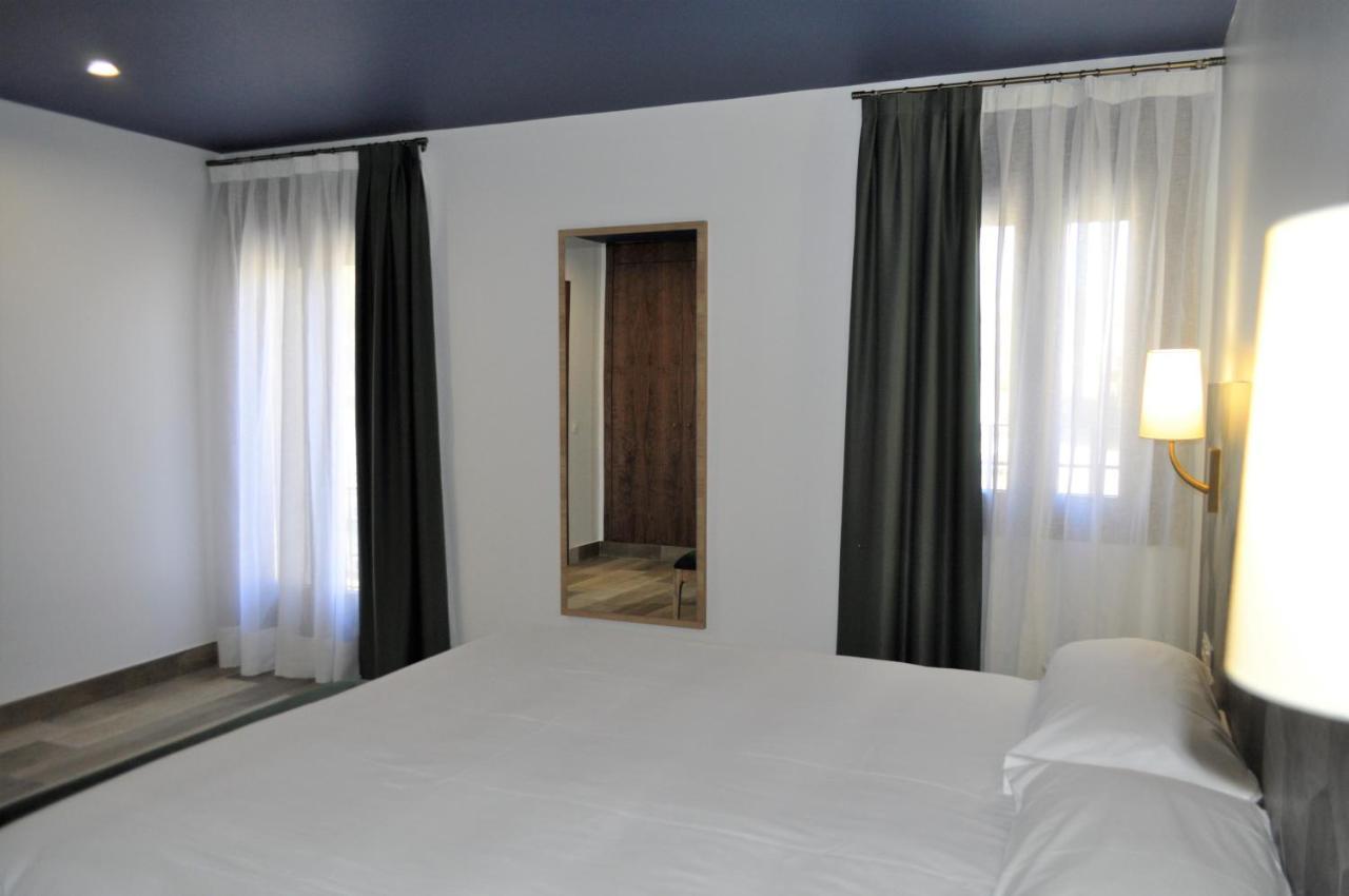 Hostal Restaurante Villa De บริฮูเอกา ภายนอก รูปภาพ