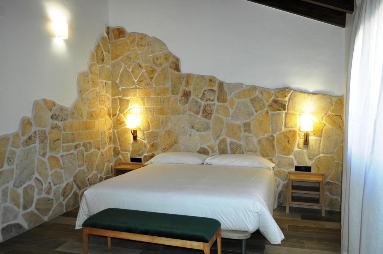 Hostal Restaurante Villa De บริฮูเอกา ภายนอก รูปภาพ